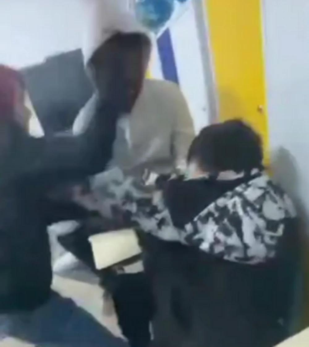 Bătaie într-o şcoală din Dâmboviţa. Elev de clasa a VI-a, lovit cu pumnii de câţiva colegi mai mari chiar în sala de clasă