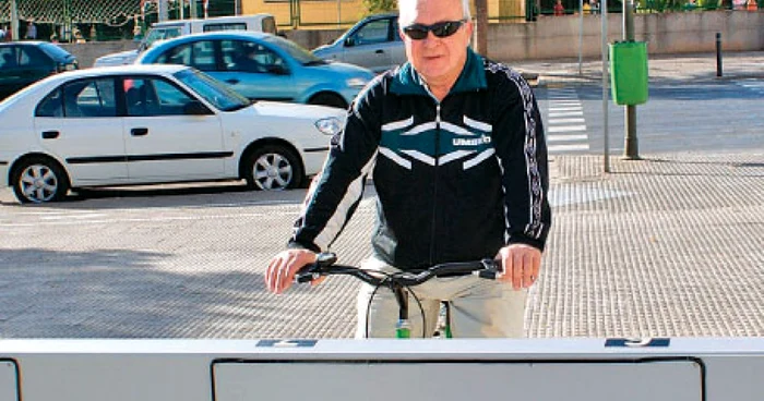 În fiecare zi, Vasile Proţap merge la serviciu cu bicicleta