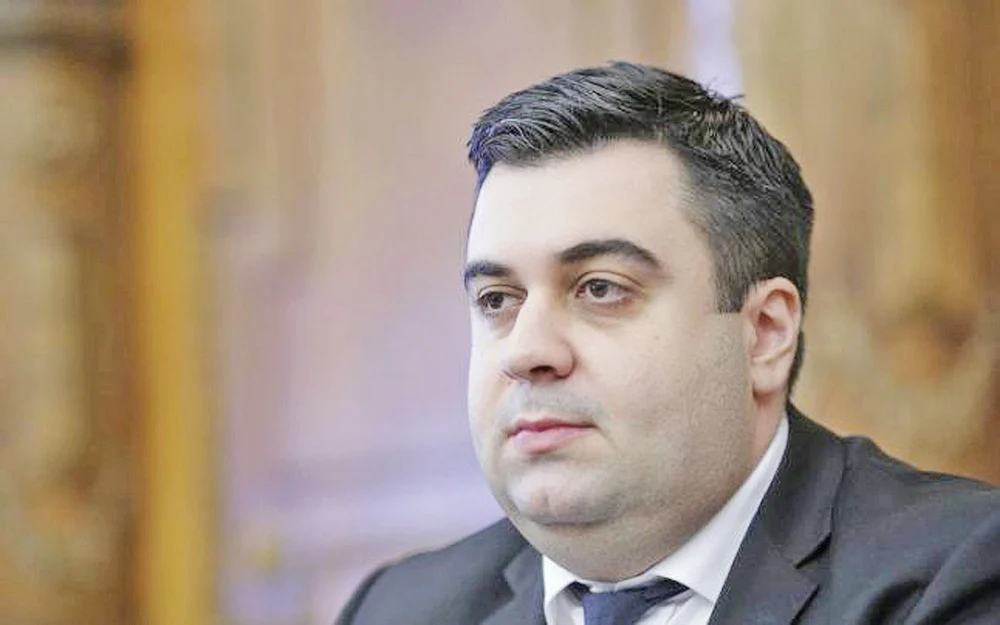 Fostul ministru al Transporturilor Răzvan Cuc a fost plasat în arest la domiciliu în dosarul „Mită la RAR”