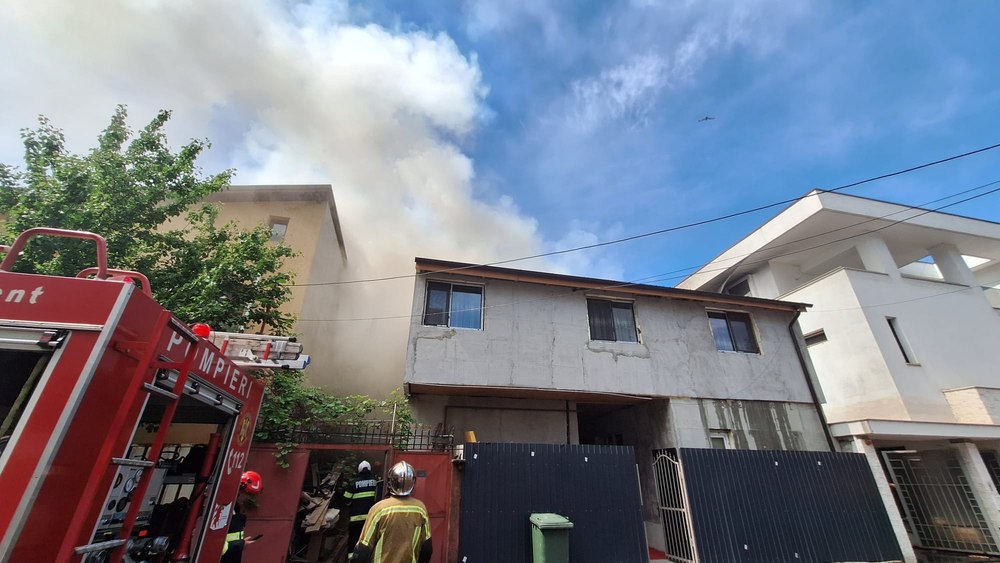 Incendiu puternic în sectorul 2 al Capitalei. O persoană a murit