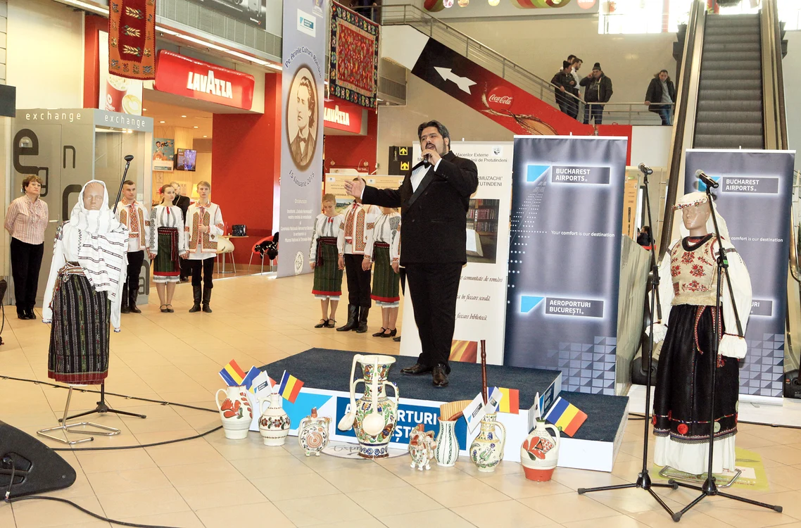 
    Costel Busuioc, tenorul-zidar, a cântat ieri în Aeroportul OtopeniFoto: Roberto Sălceanu  