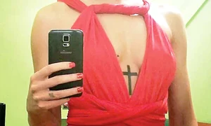 Andra Petcu poartă rochii cu decolteu pentru a şi pune în evidenţă tatuajul de sub sâni jpeg