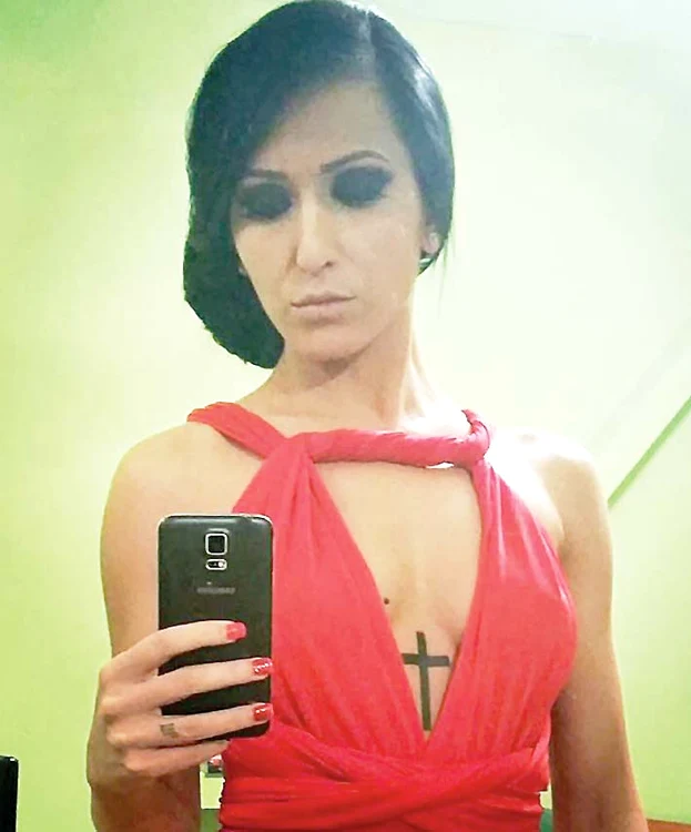 Andra Petcu poartă rochii cu decolteu pentru a-şi pune în evidenţă tatuajul de sub sâni