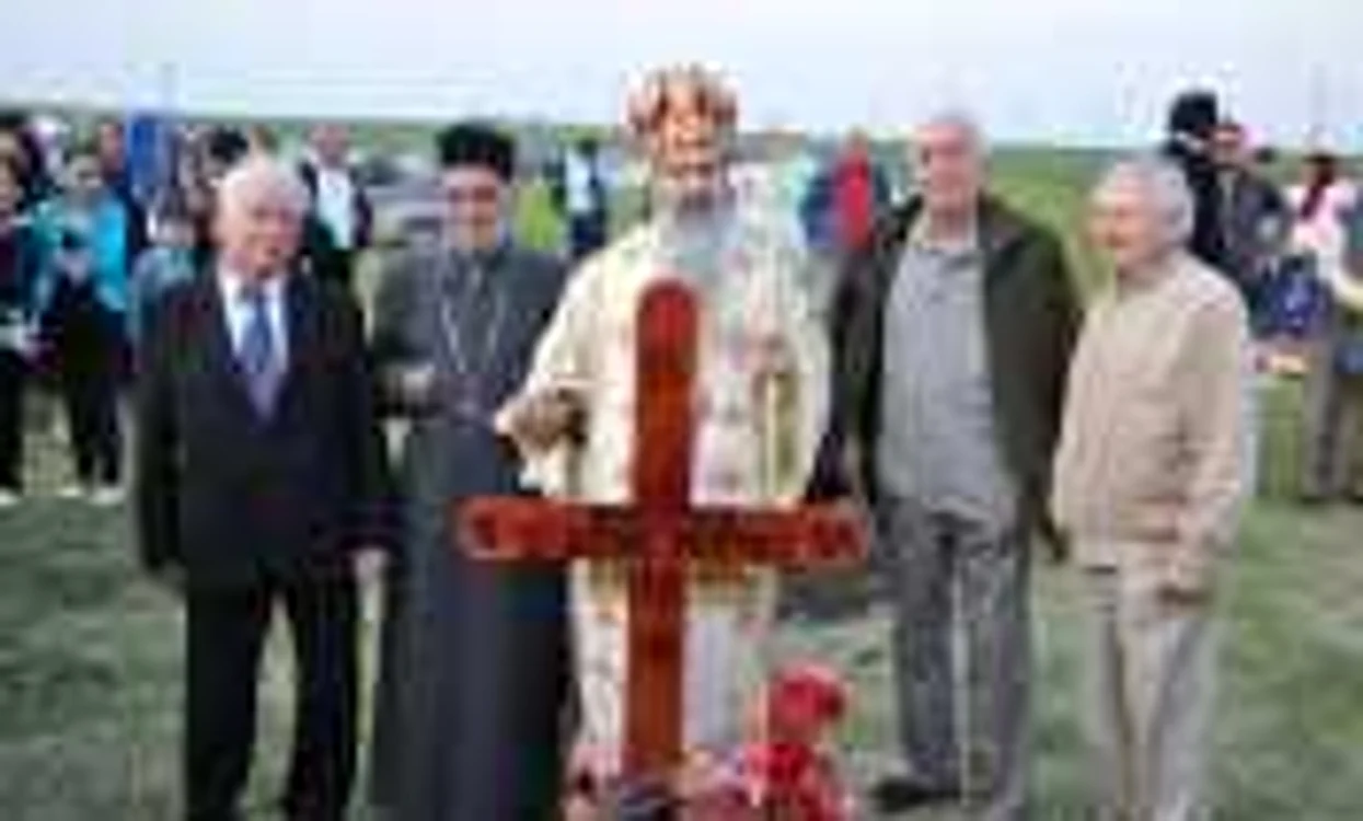 Ziua punerii pietrei de temelie la Poarta Albă-Galeşul - ÎPS Teodosie şi invitaţii