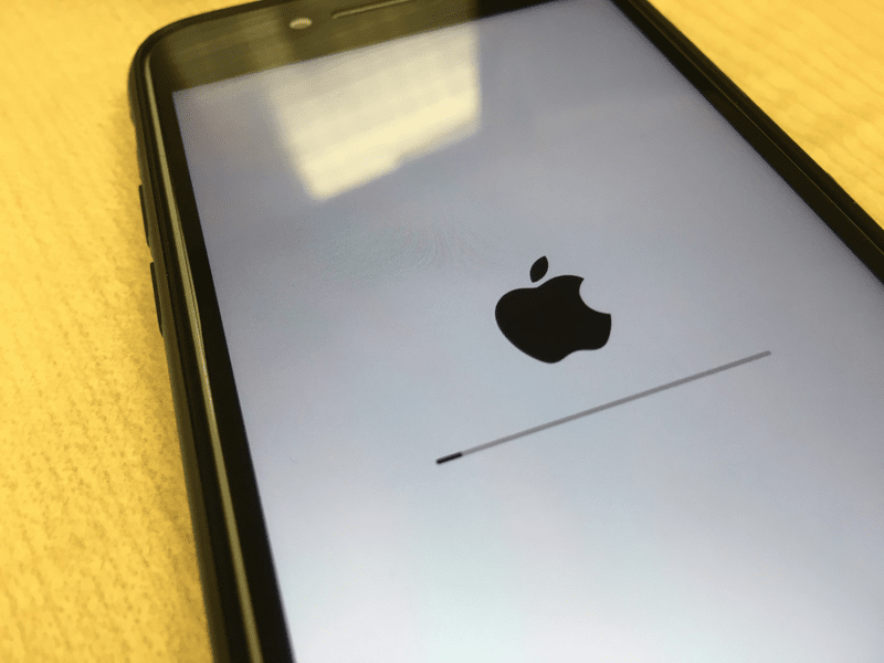 Român declarat nevinovat într-un dosar Apple. Miza: mii de baterii de telefon contrafăcute