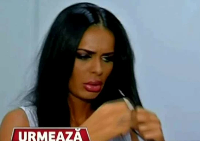 Renata s-a ales cu câteva extensii smulse