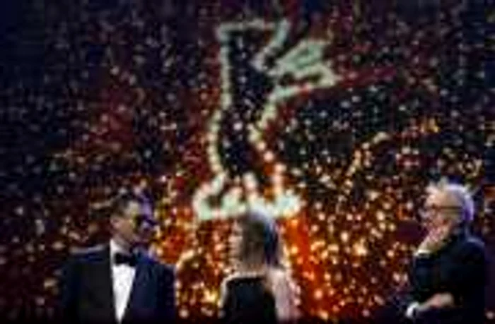 Regizorul Wong Kar Wai, alături de prezentatoarea Anke Engelke şi Dieter Kosslick, la deschiderea Festivalului de Film de la Berlin, ediţia cu numărul 63 FOTO Reuters
