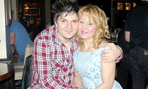 Fiul cel mare  al lui Leo,  Edi, alături  de mama lui jpeg