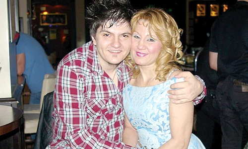 Fiul cel mare  al lui Leo,  Edi, alături  de mama lui jpeg