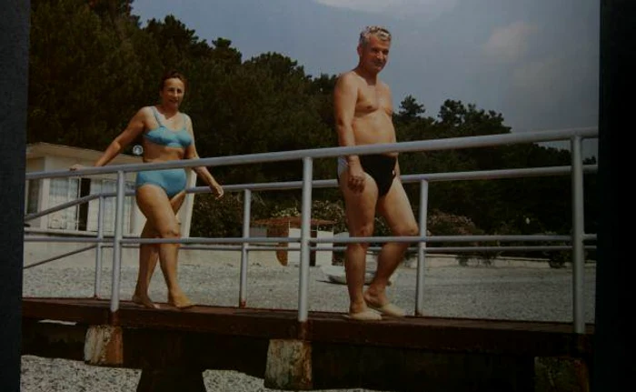 Nicolae și Elena Ceaușescu în costume de baie, dintr-o vacanță în URSS