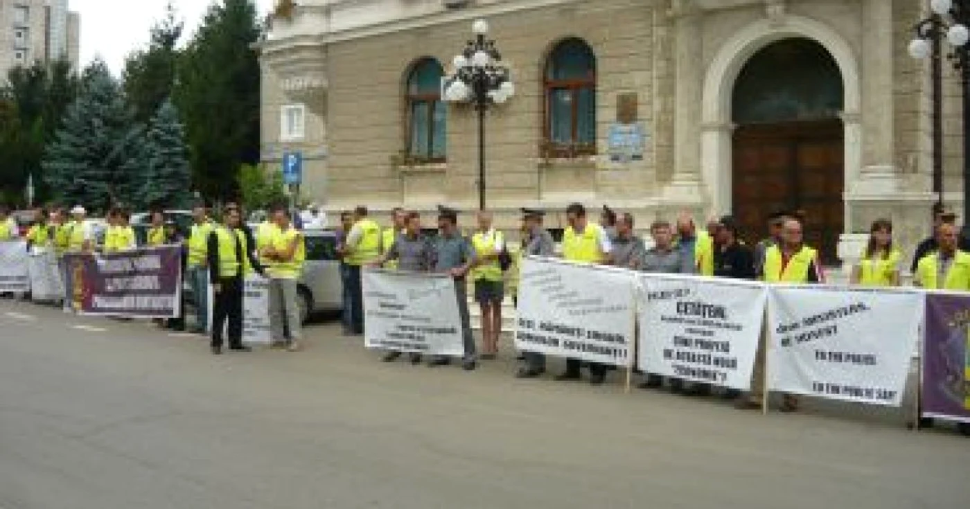 Suceava: Zeci de poliţişti pichetează sediul Prefecturii