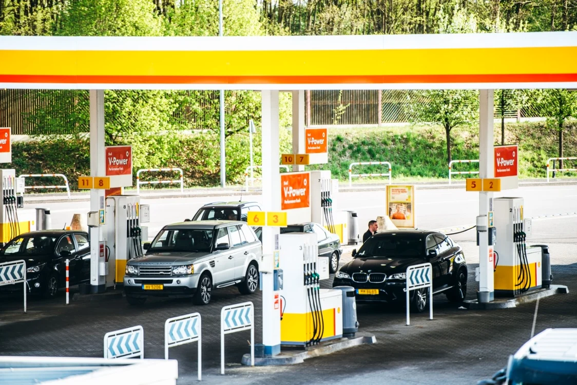 Benzinărie Shell în care patru mașini au venit să alimenteze