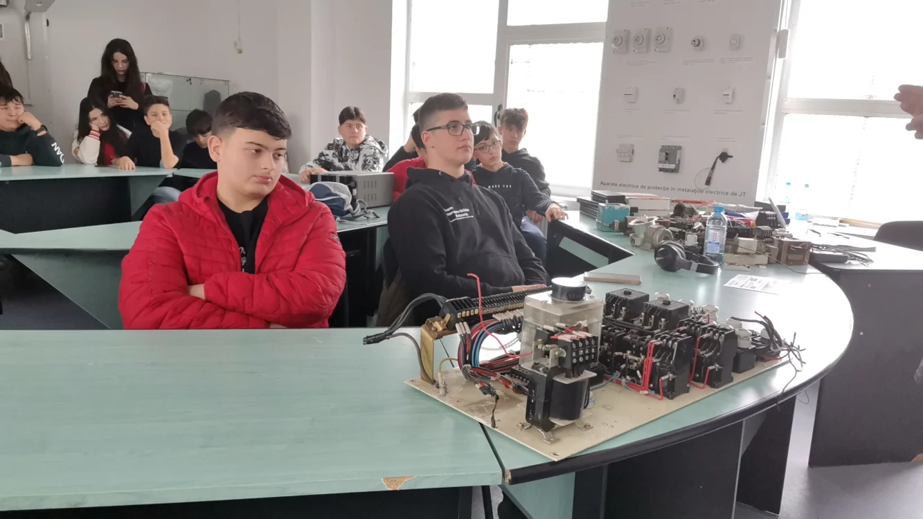 Elevii care urmează învățământul dual au mai multe beneficii FOTO Adevărul