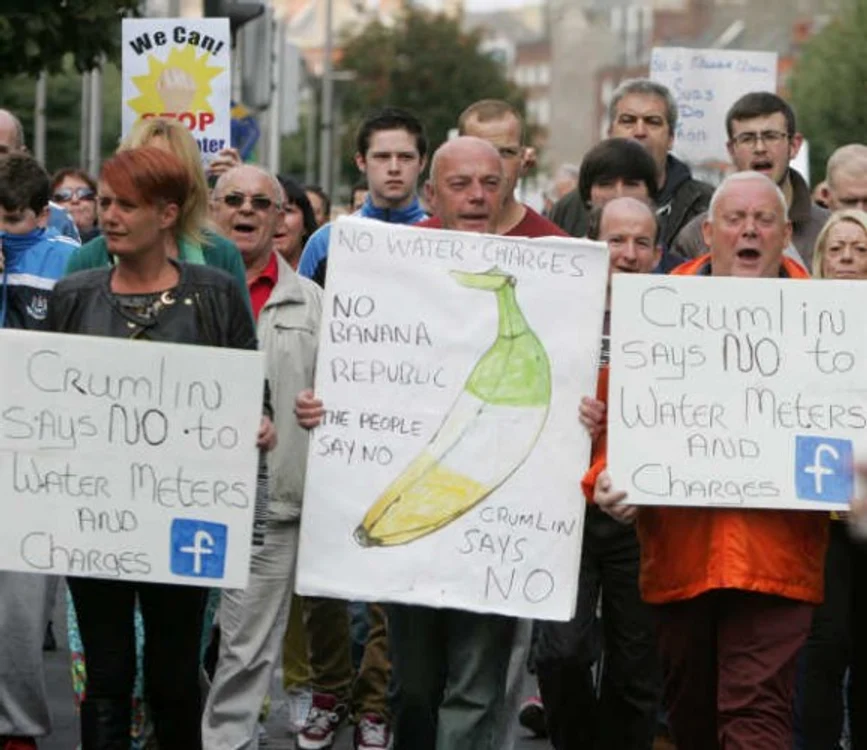 
    Irlandezii protestează împotriva deciziei de a plăti apaFoto: bbc.com  