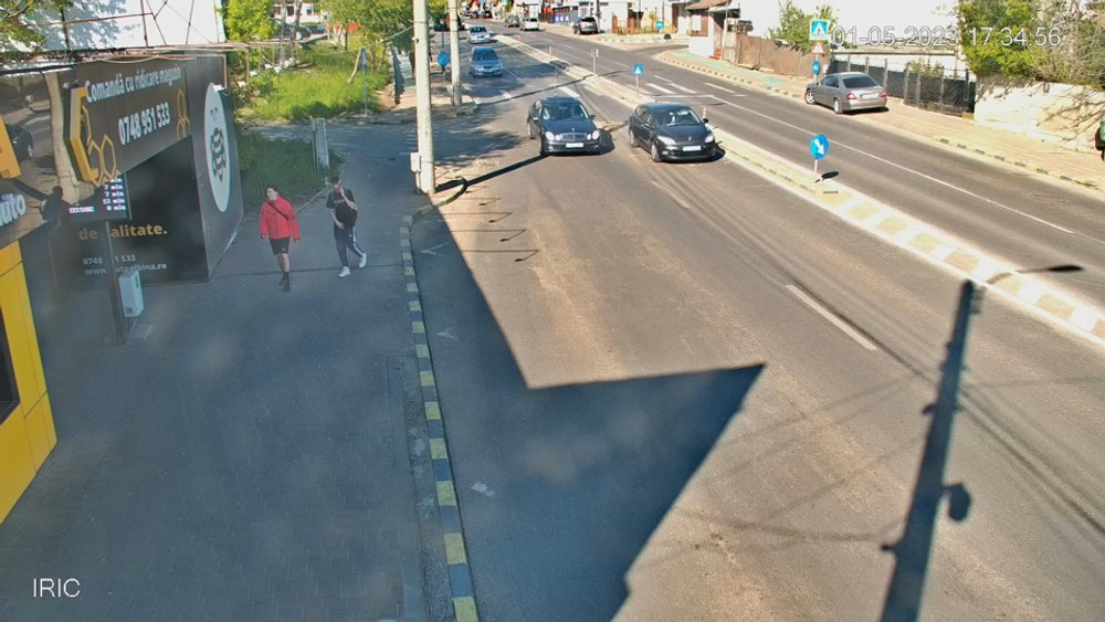 Accident rutier cu cinci răniți pe un bulevard din Suceava, în zona unei gropi adânci în asfalt VIDEO 
