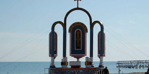 Altarul de pe plajă intră primul în reparaţii pentru pregătirea marii sărbători