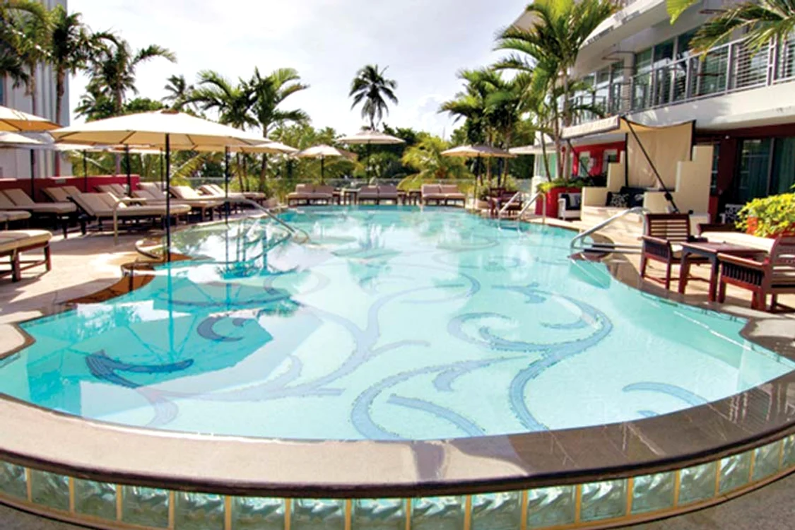 La Hotel Victor,  piscina are apă Evian