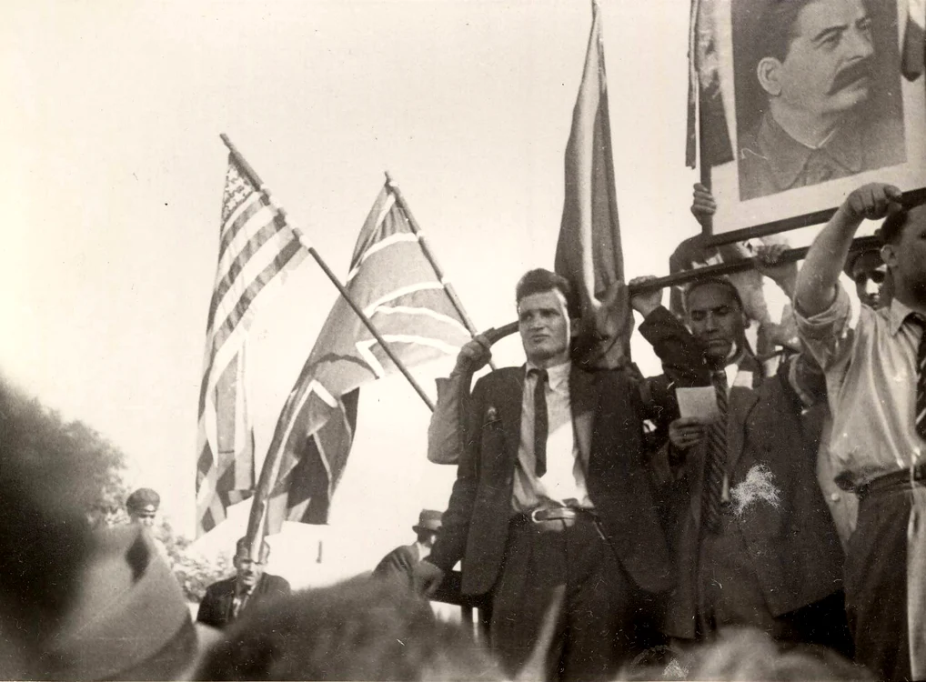 Nicolae Ceauşescu în întâmpinarea Armatei Roşii la intrarea în Bucureşti (Colentina) la 30 august 1944 (© „Fototeca online a comunismului românesc”, cota: 12/1944)