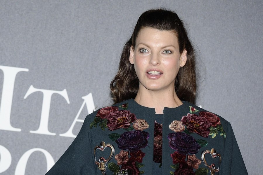 „Sunt cu un picior în groapă”. Fotomodelul Linda Evangelista, diagnosticată cu cancer mamar de două ori în cinci ani