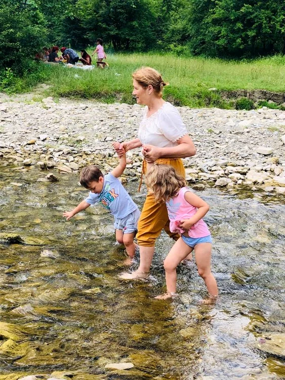 3 mirela vaida vacanta cu copiii in moldova natala targu frumos 2 jpg jpeg