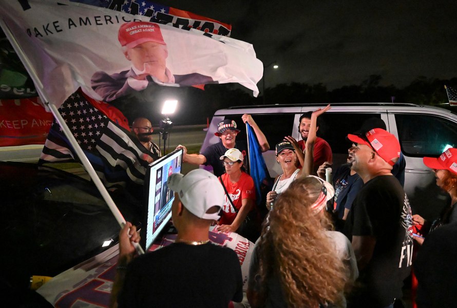 Donald Trump și Kamala Harris obțin primele victorii 