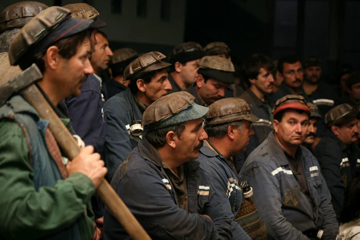 500 de salariaţi de la SNLO şi CE Turceni se află pe liste