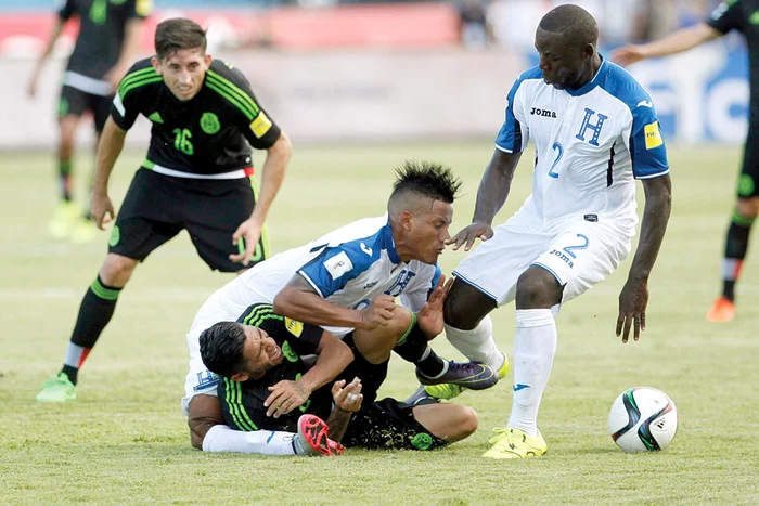 
    Momentul în care genunchiul mijlocaşului din Honduras a fost distrusFoto: AP  