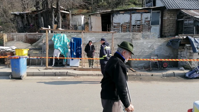 Oamenii și-au scos bunurile din casă și așteaptă să se mute FOTO: Alina Mitran