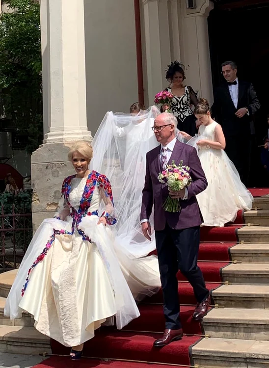 Ramona Ioana Bruynseels s-a căsătorit cu Dominic Bruynseels, președinte executiv al First Bank