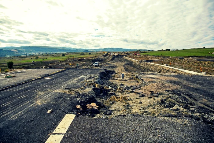O porţiune de 200 de metri din autostrada Sibiu-Orăştie, aflată în zona kilometrului 60 şi deschisă în noiembrie 2014, a fost demolată şi va fi refăcută complet FOTO Mediafax