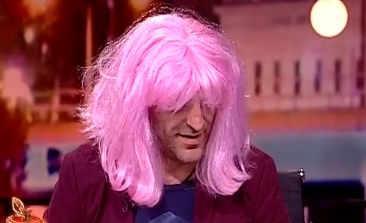 Dan Capatos a purtat perucă roz ca să pară femeie. Barba l-a dat de gol (captură Antena 1)