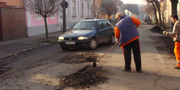 A început plombarea gropilor din carosabil