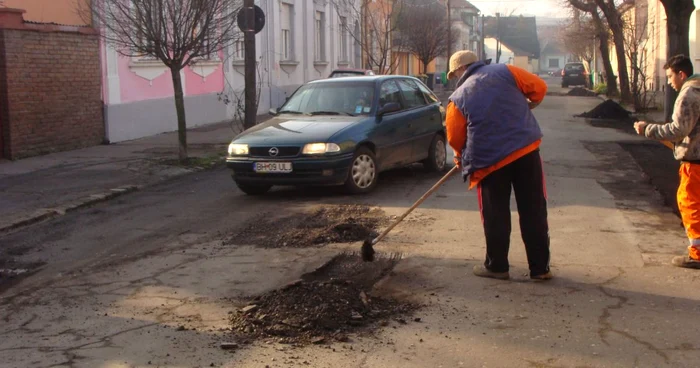 A început plombarea gropilor din carosabil