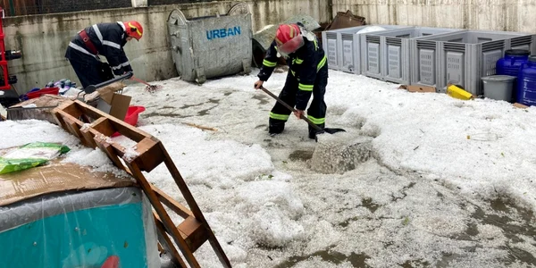Strat consistent de gheaţă la Horezu - Vâlcea în urma unui potop cu grindină de doar 20 minute - iunie 2021 Foto Adevărul