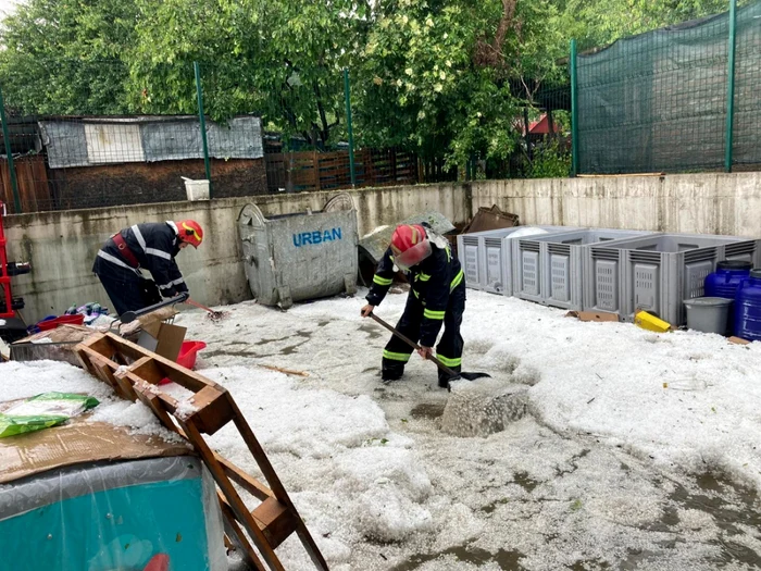 Horezu - Vâlcea acoperit de gheaţă în urma unui potop cu grindină care a durat mai puţin de 30 de minute Foto Adevărul