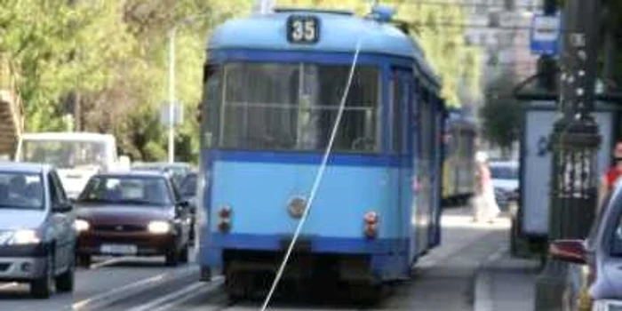 Reşiţa: Linile de tramvai sunt ghimpele din coasta şoferilor reşiţeni
