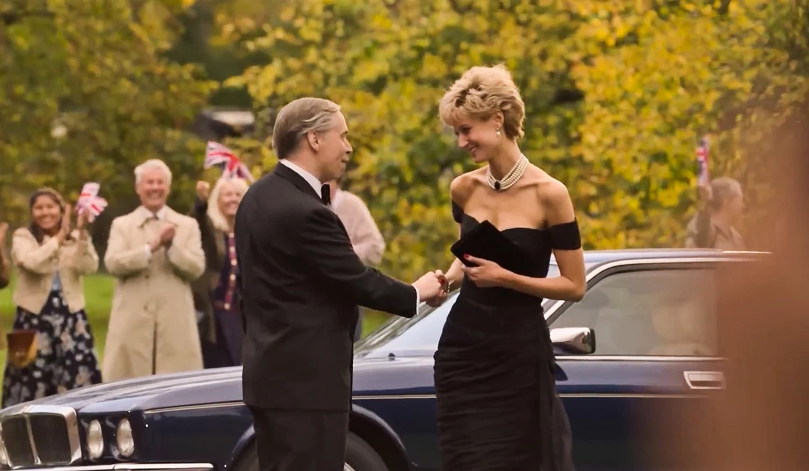 Elizabeth Debicki jucând o pe Diana în The Crown