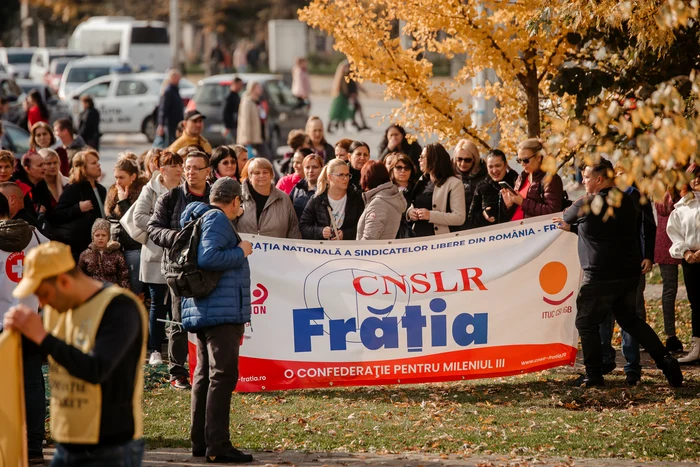 Protest în fața Prefecturii din Iași. FOTO Andrei Luca