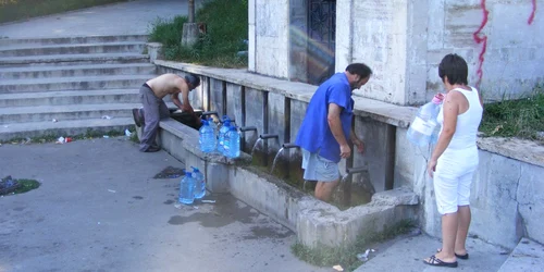 severinenii s-au răcorit cu apa din fântânile publice