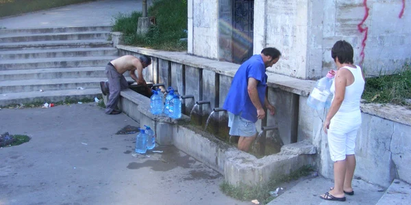 severinenii s-au răcorit cu apa din fântânile publice