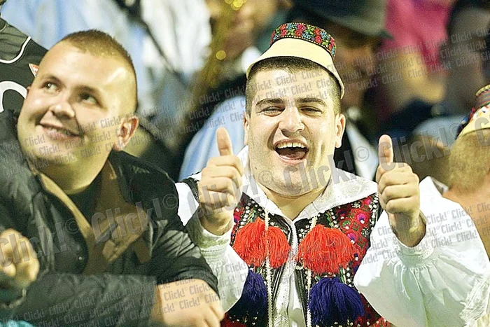 Viceprimarul din Bârsana,  Teodor Ştefanca, a fost făcut  sandviş de brancardieri (Fotografii: Mediafax/Răzvan Păsărică)