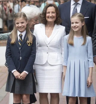 Paloma Rocasolano, mama Reginei Letizia, alături de nepoatele sale, Prințesa moștenitoare Leonor și Infanta Sofia. FOTO: Profimedia