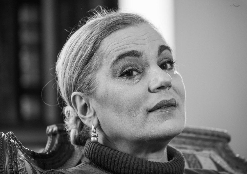 Actorii Teatrului Evreiesc de Stat joacă păziți de jandarmi, din cauza amenințărilor cu moartea. Internetul, plin de mesaje antisemite terifiante