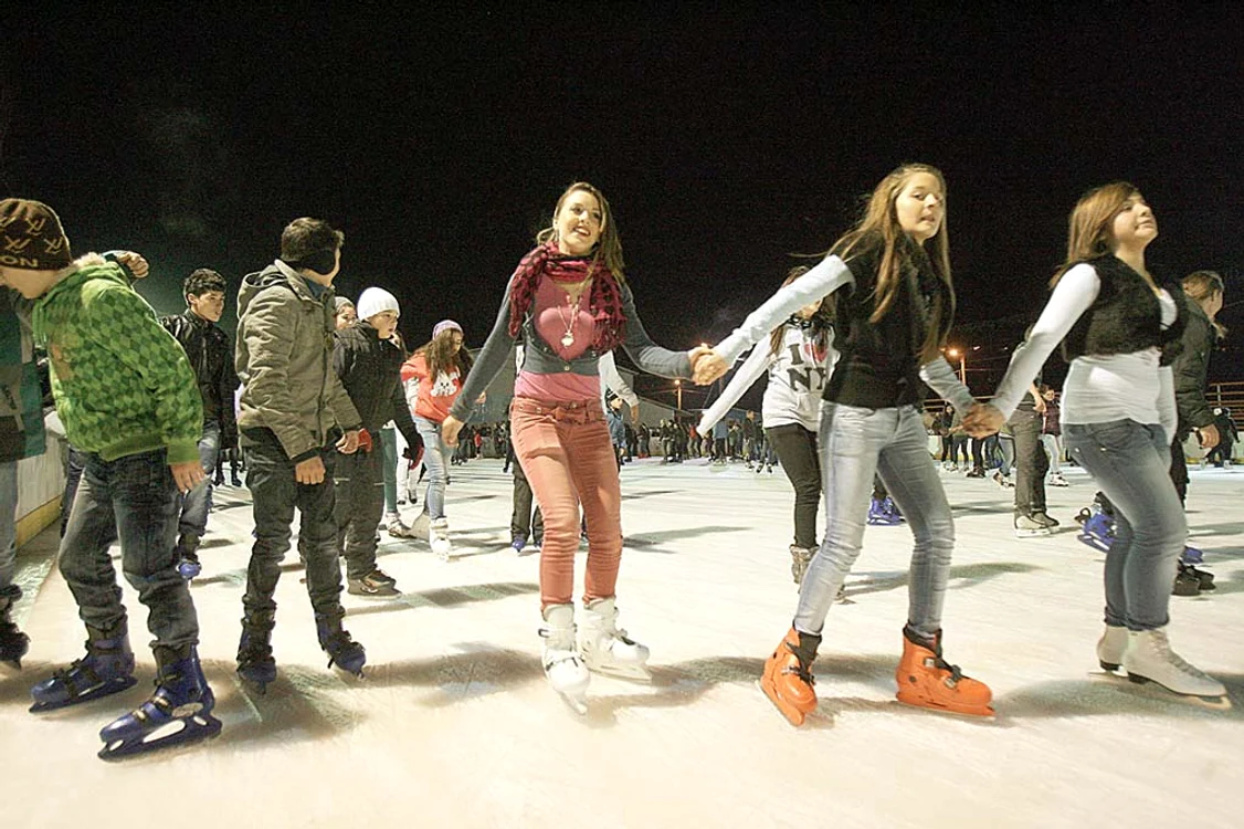 Patinoarul are 1.800 mp şi este primul care se deschide în CapitalăFotografii: Dorin Constanda, Iulian Burcescu