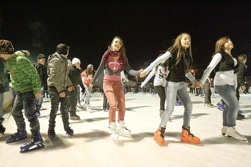 Patinoarul are 1.800 mp şi este primul care se deschide în CapitalăFotografii: Dorin Constanda, Iulian Burcescu