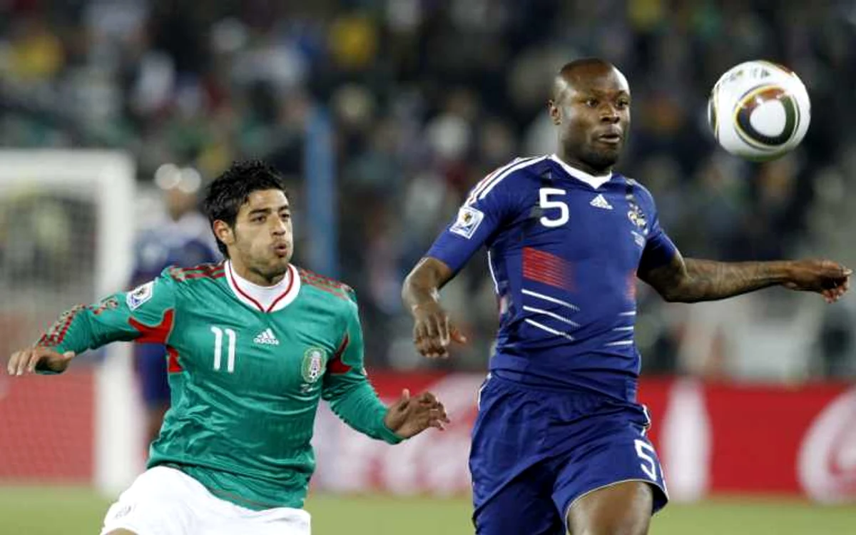 
    William Gallas (dreapta), în meciul cu Mexic de la Campionatul Mondial EPA  