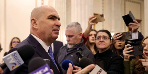 Declarații de presă susținute de președintele Senatului, Ilie Bolojan, în paralel cu un protest spontan al funcționarilor publici angajați în Senatul României, în București. FOTO Inquam Photos / Octav Ganea