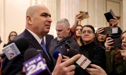 Declarații de presă susținute de președintele Senatului, Ilie Bolojan, în paralel cu un protest spontan al funcționarilor publici angajați în Senatul României, în București. FOTO Inquam Photos / Octav Ganea