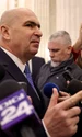 Declarații de presă susținute de președintele Senatului, Ilie Bolojan, în paralel cu un protest spontan al funcționarilor publici angajați în Senatul României, în București. FOTO Inquam Photos / Octav Ganea