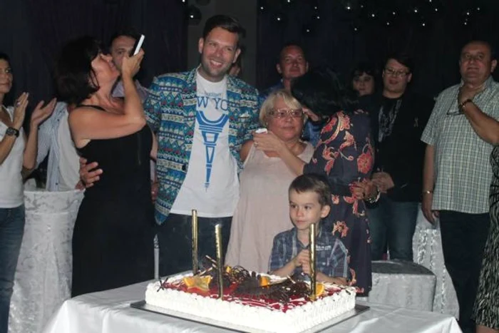 Mirabela Dauer a suflat in tortul aniversar